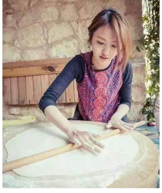 她的手|当明星们回到农村，没有舞台上的光鲜，显得更亲民，唯独她不一样