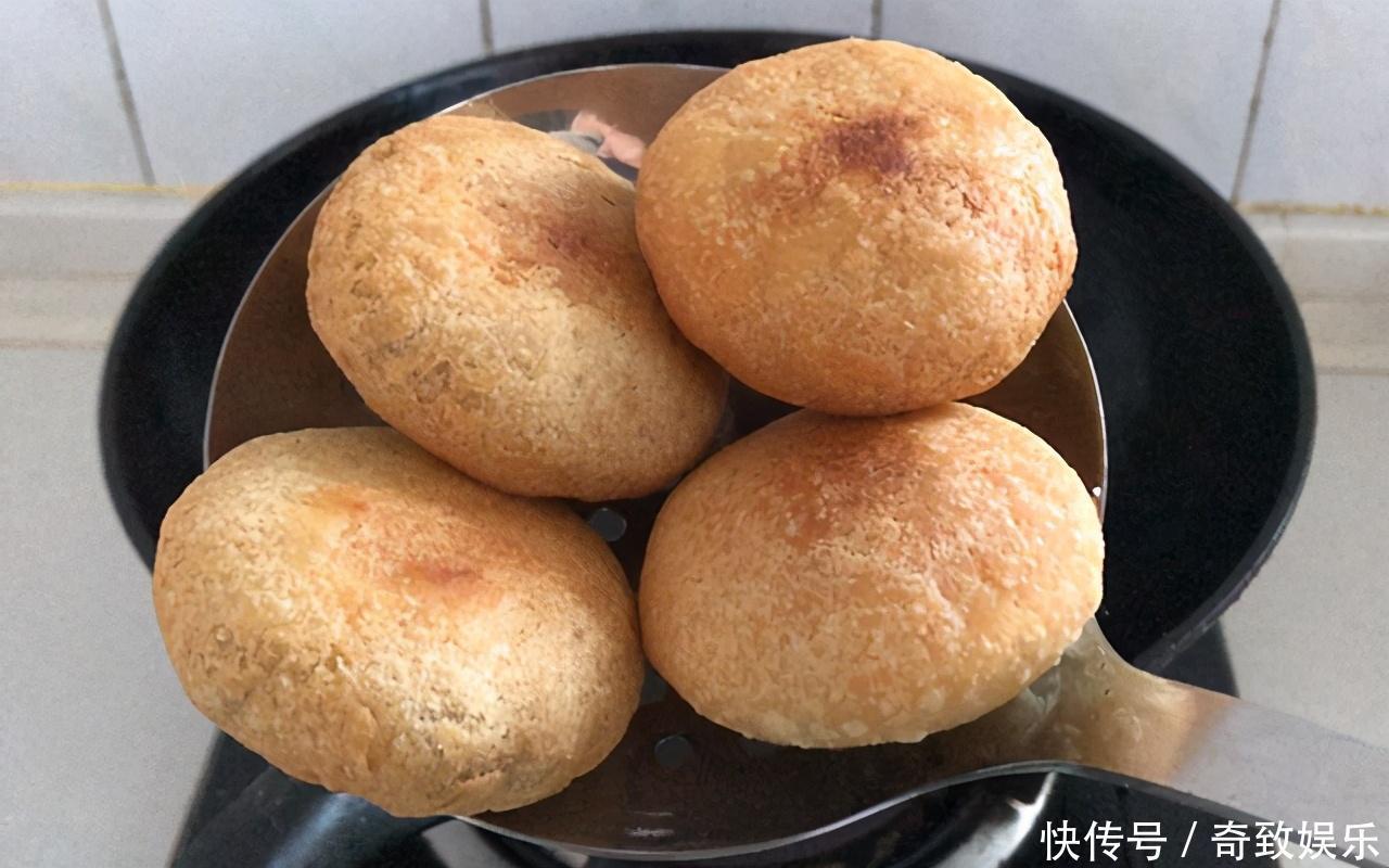 开水里加一碗面粉,搅一搅,搓一搓,一会就做出一锅小点心