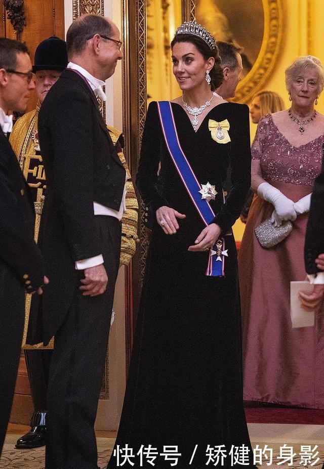 英王室官宣公主婚纱照！戴女王传家宝“流苏皇冠”惊艳，婚纱更绝