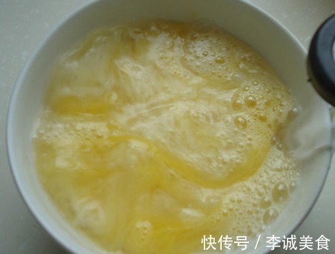 村口70岁奶奶,做“冲鸡蛋花”火了,不加盐和水,清热解暑喝不腻