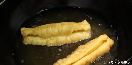 炸油条|炸油条用小苏打、食用碱全错！油条店老板教你正确做法，金黄酥脆