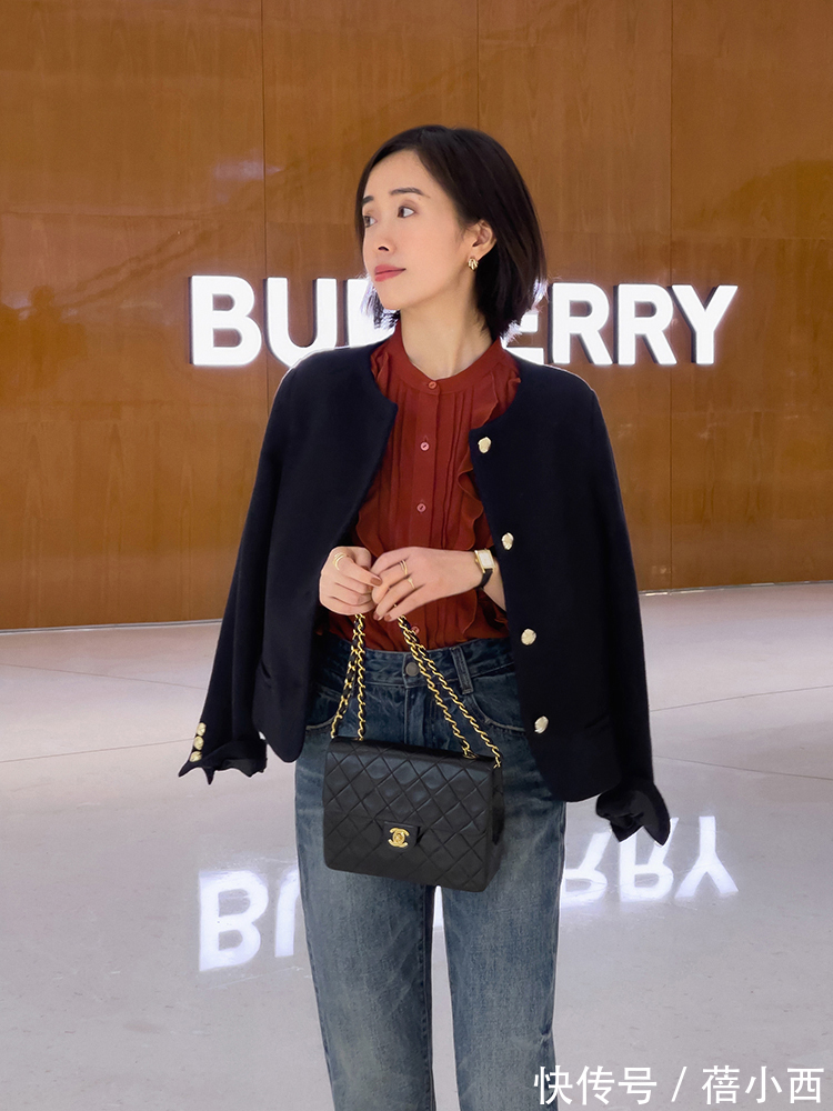 搭配 秋天别总穿大地色,经典“红+黑”更显白显气质,黄黑皮有救了