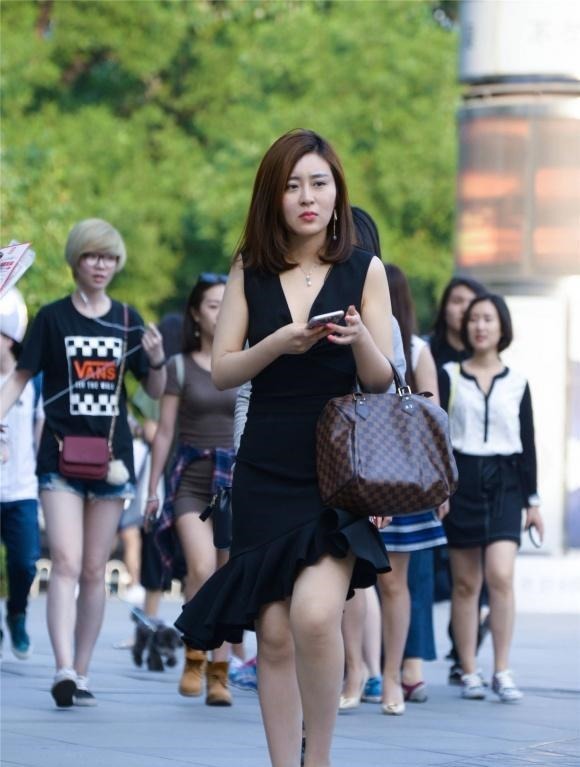 肤色 控制黑色深v领修身裙,美丽清爽成熟,优雅美丽无法阻止!