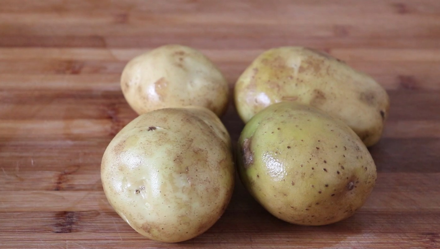 土豆别再做老一套了，这做法真是第一次见，超级下饭，全家爱吃