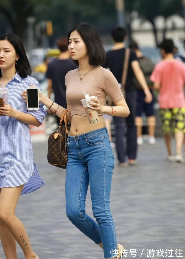 潮流穿搭 个性女孩的潮流穿搭,选择时尚修身的露脐装,彰显独特的个人魅力!