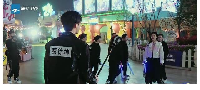 奔跑吧|蔡徐坤录节目玩手机被指不敬业？不忍baby被淘汰暖心提醒还帮忙