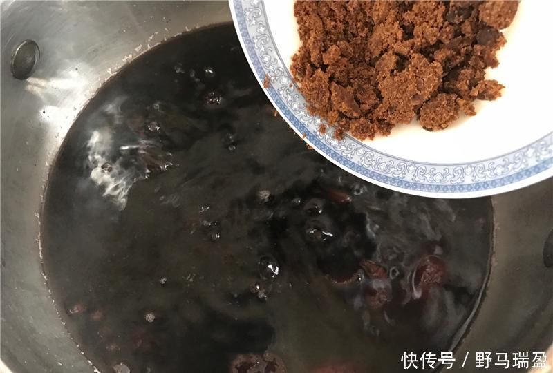 白发最怕这水果，5块钱煮1大锅，每天吃点，头发乌黑，白发变少了