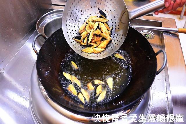 炒茄子时,先放油就错了!饭店大厨教你1招,茄子不吸油不发黑