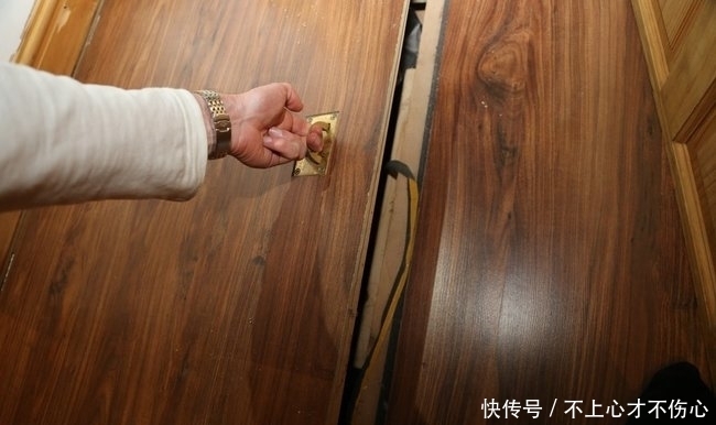 地板|男子发现新家地板有槽口，打开之后发现地下室，男子兴奋不已
