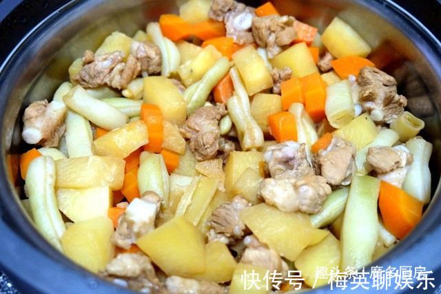电饭锅只蒸白米饭太浪费,4种食材和大米同煮,有肉有菜香喷喷