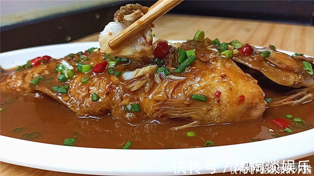 红烧|红烧鲈鱼虽然做法简单,要想肉质鲜嫩,味道浓香,需要一点小窍门