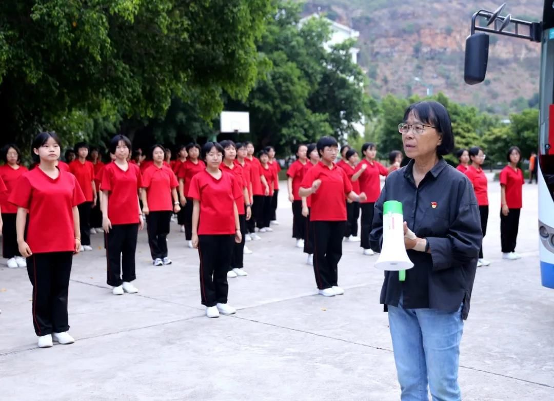 高学生|加油！张桂梅再送150名女高学生高考