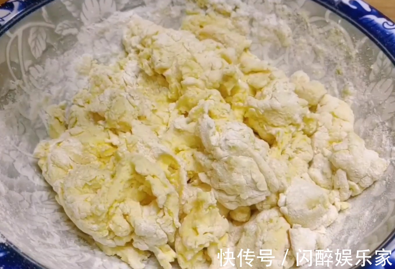 谷物醇|玉米面开水一烫,加一盒酸奶,金黄柔软好消化,孩子三天两头要吃