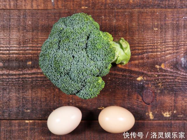 年夜饭上这道创意主食,西兰花做蛋饼,香酥美味营养翻倍