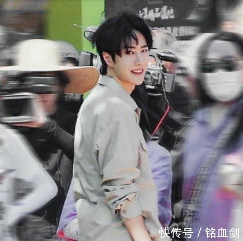 天天向上王一博古滇路透再现20分钟过万转发图,趁机玩滑板开心