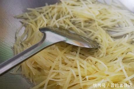 炒土豆丝,何时放醋是关键,学会这1招,土豆丝酸辣脆爽还不粘锅