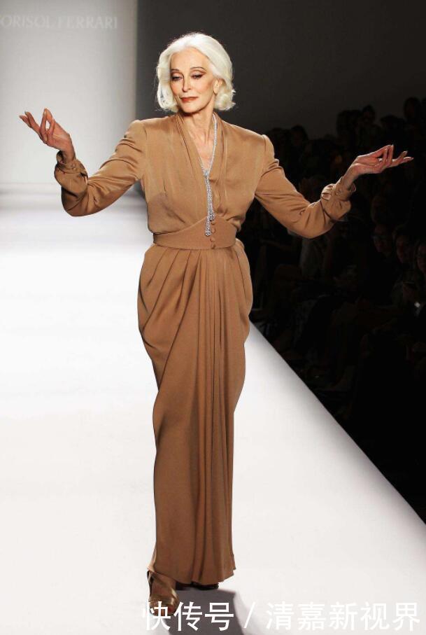 超模界|超模界的“时尚老妖精”,身材似妙龄少女,89岁还坐拥鲜肉小男友