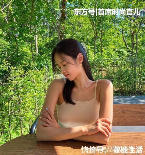 女神魅力|街拍女神魅力的小姐姐，穿搭打底裤，彰显出时尚魅力