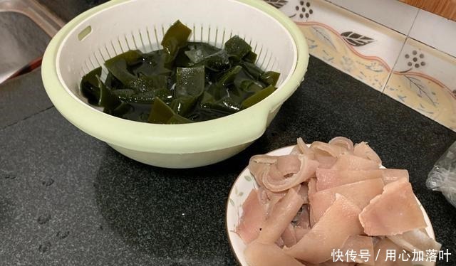 卤一锅卤味，有猪皮猪肉鸡腿骨还有海带结，这味十足又不腻