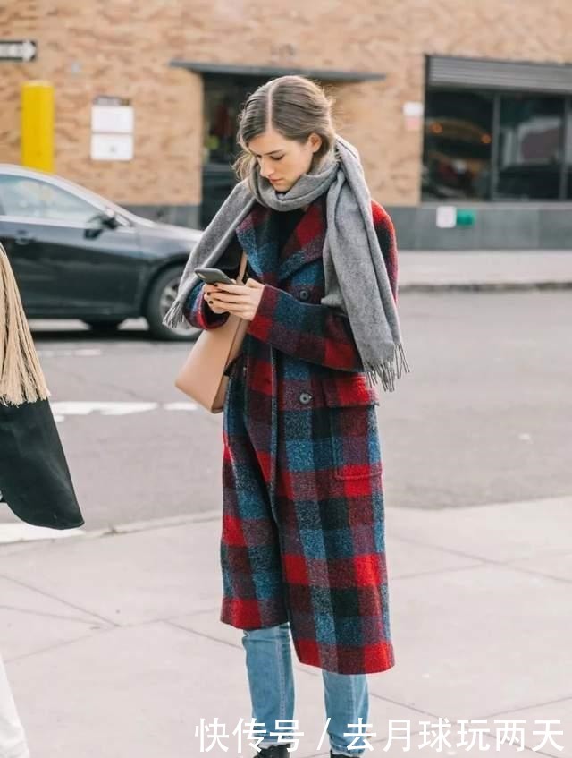 飙升|女人秋冬穿大衣时,建议这样“系围巾”,能让你时髦感飙升