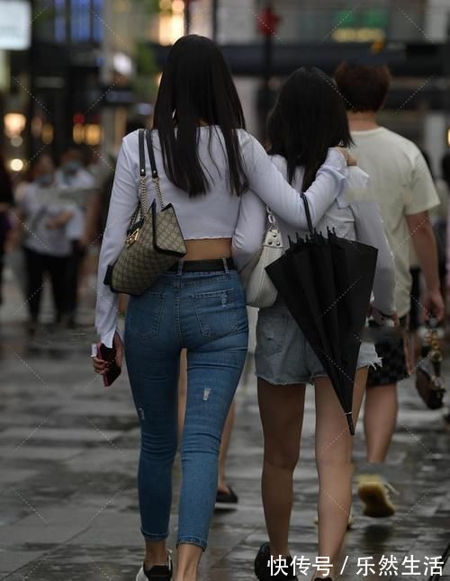 紧身牛仔裤|小姐姐穿紧身牛仔裤，搭配白色贴身上衣，性感时尚又迷人