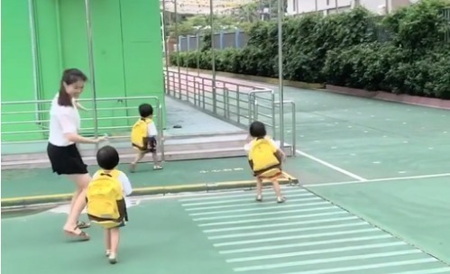 三胞胎|辣妈“六亲不认”式送三胞胎上学,像极了传说中的“赶鸭子上架”