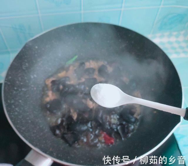 韭菜木耳炒肉！