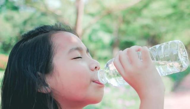 小孩|老人常说“小孩无六月”,酷夏给娃穿衣,要讲究“三暖二凉”