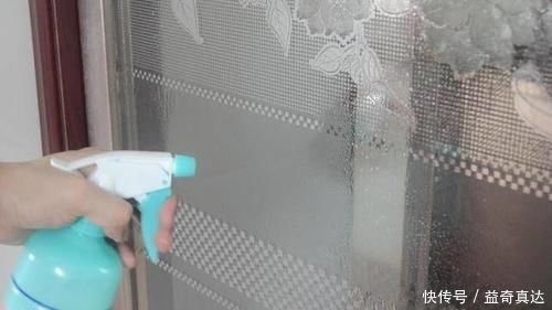 油污|厨房玻璃有油污洗不干净教你一招,轻轻一擦油污全去除,真实用