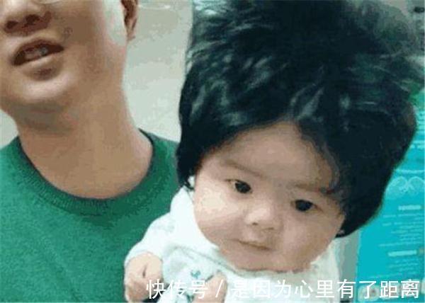 羡慕|两岁宝宝成“万人迷”,路人纷纷拿手机拍照,这发量太让人羡慕