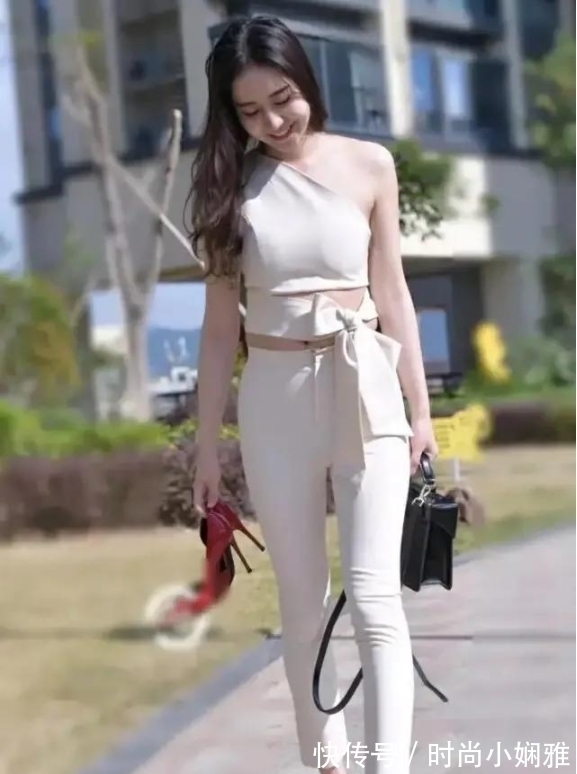 平底鞋 叫你别穿高跟鞋偏不信,这下没人背你了吧?