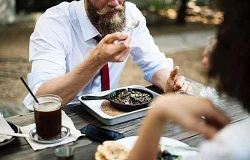 小事|女人不想体重过百，日常坚持四件小事，清宿便排肠毒，体重自然降