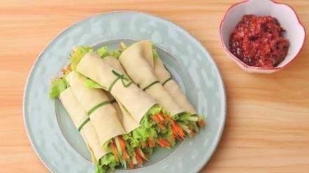 夏天|简单到不需要炒的一道小菜，卷一卷，五分钟上桌，夏天就要这样吃