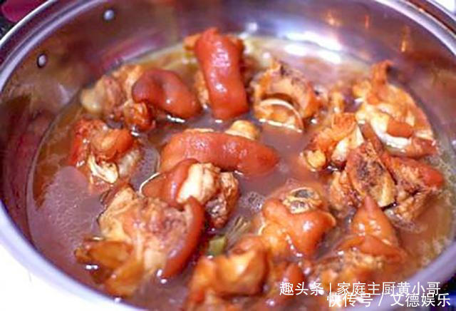 炖猪蹄时,不可直接放盐,多加一味料,猪肉软烂香味入骨
