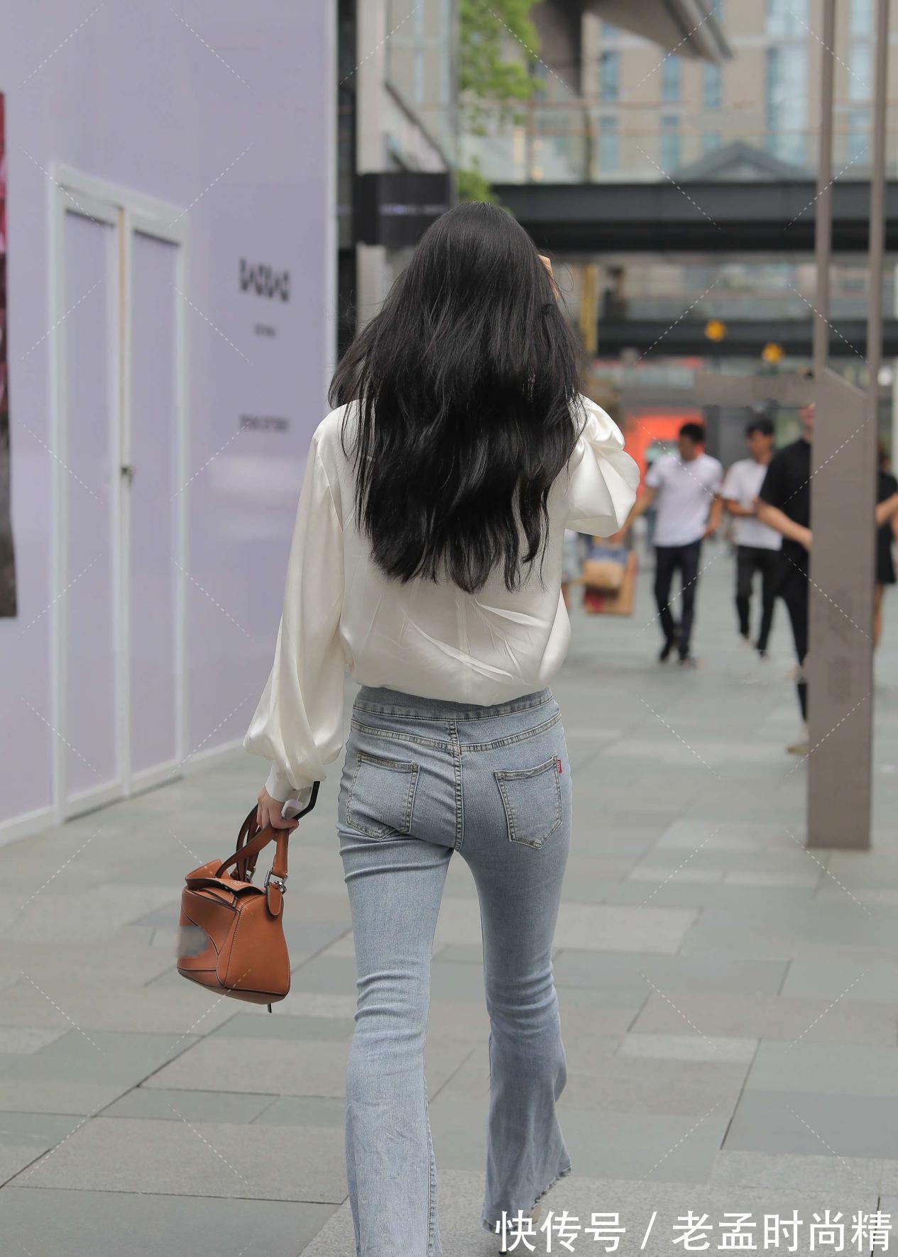 紧身裤|时尚街拍:白色长袖衬衫,搭配一条蓝色牛仔裤,散发一种优雅感觉