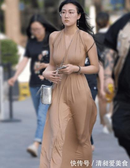 穿搭|棕色挂脖连衣裙，大方优雅，尽显仙女气质，轻松打造1米8大长腿