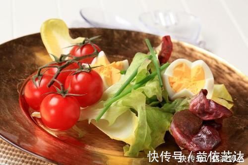 水煮青菜|过量饮水伤肾,日行万步毁关节!3个“假养生法”让身体越养越差