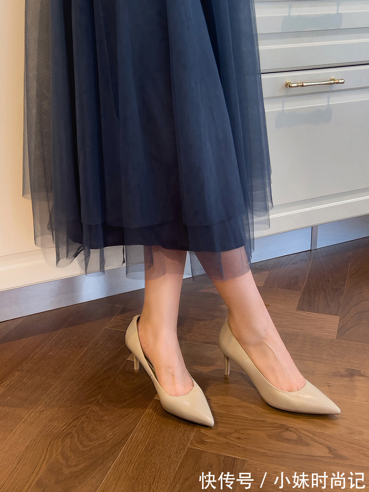 牛仔裤|38岁女性怎么穿风衣才洋气?搭配上蓝色衬衫和牛仔裤,高级又减龄