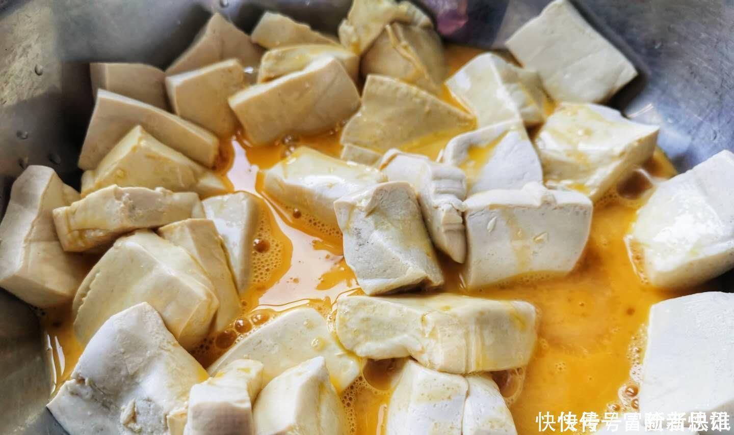 养生|鸡蛋豆腐新吃法，咸鲜香嫩的下饭菜，老人吃了养生，孩子吃了健脑