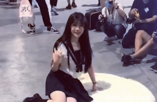 景区|“汉服女”景区撩腿拍照,遭到路人劝阻,网友:你丢人不?