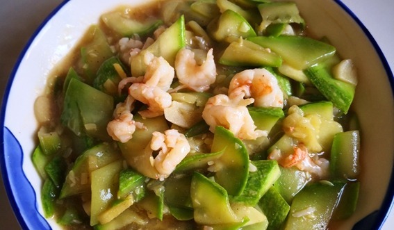 几道菜,香气扑鼻,色泽诱人,家人就着汤汁,连吃两碗饭,超满足