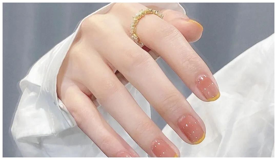 四季皆宜的裸色美甲，百搭显白，不会出错的搭配款式