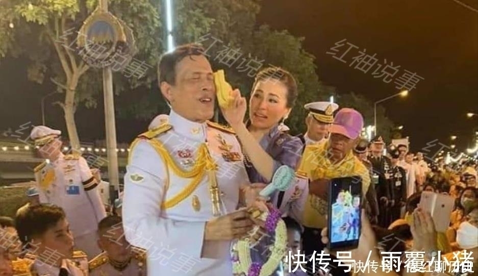 泰王@36岁诗妮娜荣归故里!参加家庭聚会坐C位,接受亲戚们匍匐跪拜