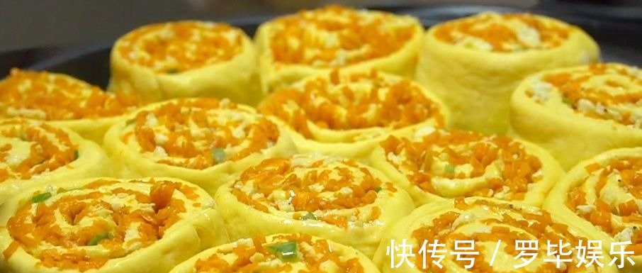 秋天南瓜这样做太好吃,层层裹着馅料,松软又营养,比肉包子还香