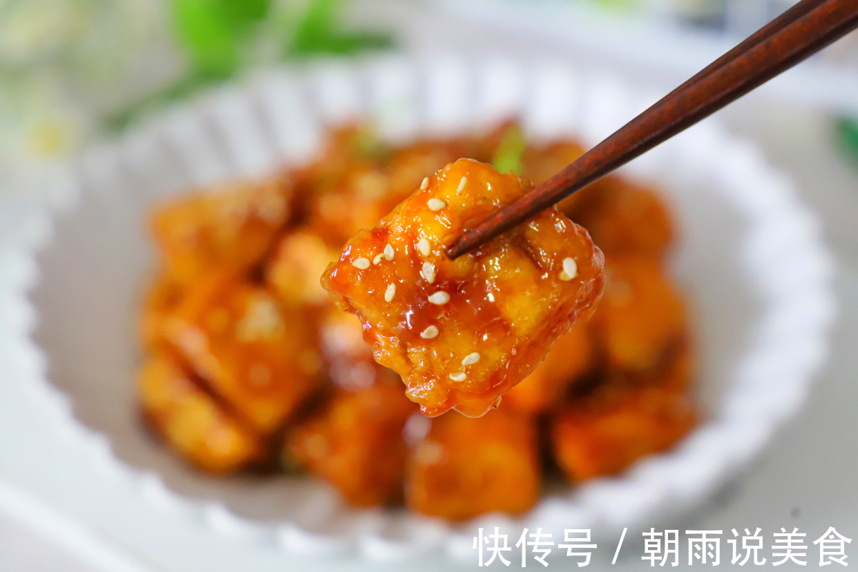 入秋后,豆腐此做法比肉好吃,2块做一盘,一周3次嫌不够