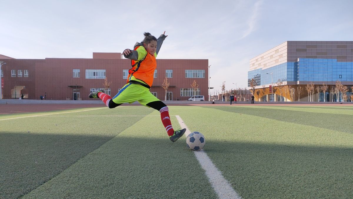 世界足球日|新疆和田：和田市第三中学开展“激情足球 逐梦校园”世界足球日活动