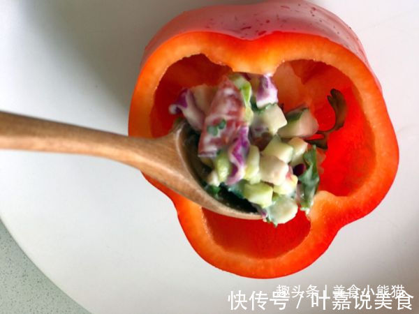 教你在家做焗烤甜椒盅,不仅美味而且卖相极佳,吃了还想再吃一个!