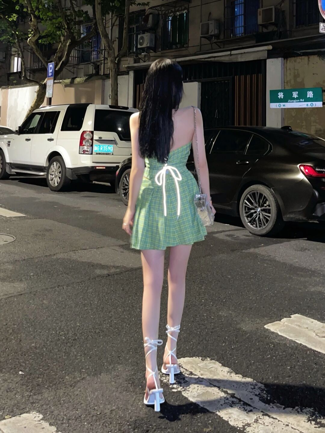 修身|面容清纯的小姐姐, 一件鲜绿色修身连衣裙, 青春气息扑鼻而来