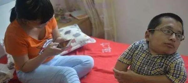 睡眠质量|“袖珍丈夫”走红,和妻子带娃出行,路人问宝妈:都你生的?