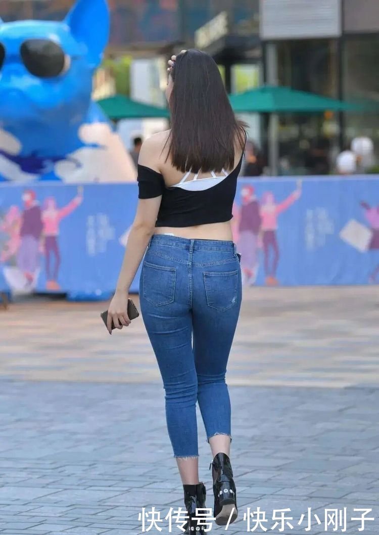 别太小看了牛仔裤,搭黑色短靴,轻松穿出时尚品味